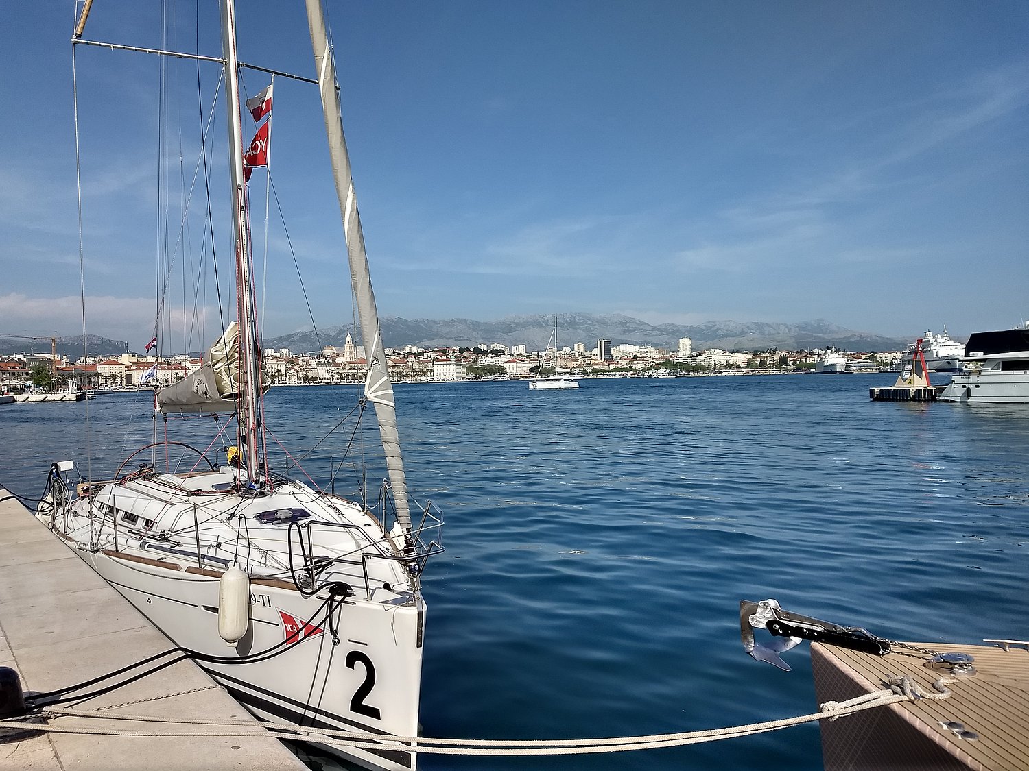 Fest vertäut im Stadthafen von Split, ein kurzer Besuch beim eindrucksvollen Palast des Diokletian und ein Eis oder ein Burek winken